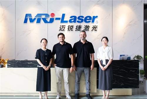 Německý zákazník navštěvuje MRJ-Laser za účelem testování produktů a prohlídk...